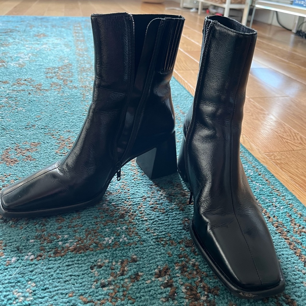 Abercrombie and Fitch Block Chelsea Heel Boot